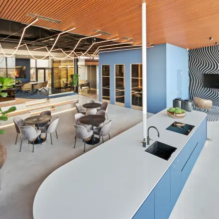 Moderne en stijlvol ingerichte kantoorruimte te huur op Achtseweg Zuid 159R in Eindhoven Strijp-S, met open werkplekken en een pantry, ideaal voor een creatieve werkomgeving.