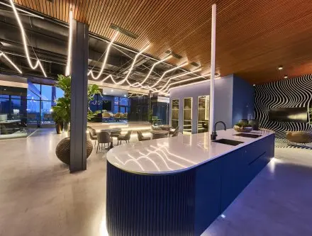 Moderne kantoorruimte in Eindhoven Strijp-S met creatieve verlichting en een stijlvolle, gemeubileerde inrichting. Ideaal voor bedrijven die een inspirerende werkplek zoeken. Voorzien van comfortabele zitplaatsen en keukenfaciliteiten.