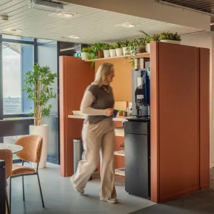 Moderne kantoorruimte in Eindhoven Strijp-S met een gezellige zithoek, veel groen en uitzicht op de stad, ideaal voor het huren van een inspirerend kantoorpand.