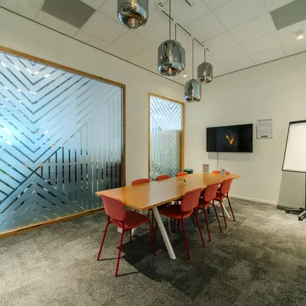 Vergaderruimte in kantoorpand op Torenallee 20, Eindhoven Strijp-S, met een grote tafel en stoelen, geschikt voor kantoorruimte huren.