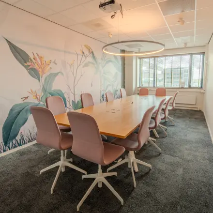 Modern ingerichte vergaderruimte in Eindhoven Strijp-S op Torenallee 20, met een grote tafel en comfortabele stoelen. Perfecte plek voor kantoorruimte huren.