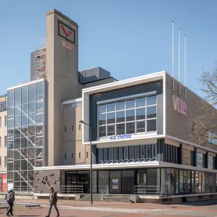Modern kantoorpand aan de Kuipersdijk 2-4 in Enschede met glazen gevels en strakke architectuur. Ideaal voor kantoorruimte huren.