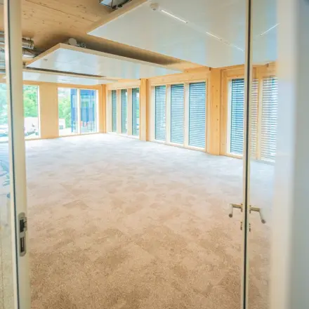 Ruime, moderne kantoorruimte te huur op Moutlaan 1-23 in Enschede met veel natuurlijk licht door grote raampartijen en een strak design.