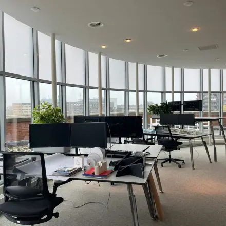 Moderne kantoorruimte huren op Piet Heinstraat 12 in Enschede met ruime bureaus, comfortabele stoelen en grote ramen voor veel natuurlijk licht.