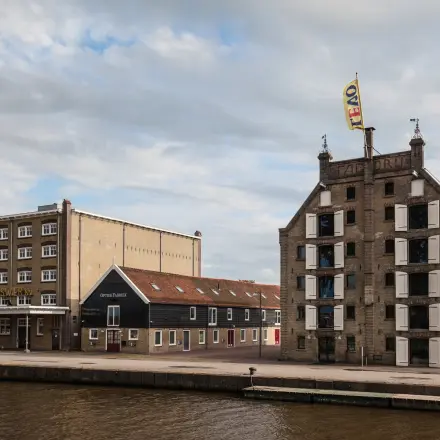 Kantoorpand aan Prins Hendrikkade 3 in Franeker met historische gevels direct aan het water.