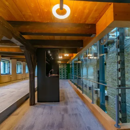 Open en lichte kantoorruimte huren aan de Prins Hendrikkade 3 in Franeker, met moderne verlichting en ruime vloerindeling, ideaal voor kantoren in een stijlvol kantoorpand.