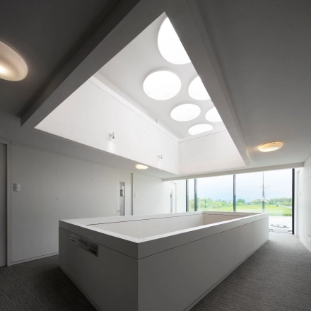 Lichte kantoorruimte te huur op Transportlaan 1-151 in Geleen, met modern design en groot raam voor natuurlijke lichtinval.