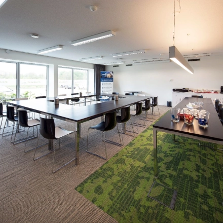 Kantoorruimte in Geleen met vergadertafels, moderne stoelen en presentatieapparatuur, beschikbaar voor huur aan de Transportlaan 1-151.