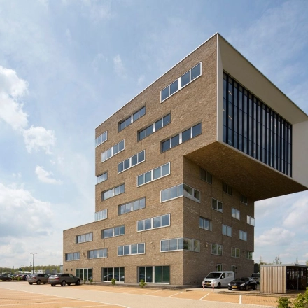 Modern kantoorpand op Transportlaan 1-151 in Geleen met opvallend design, ideaal voor wie kantoorruimte wil huren.