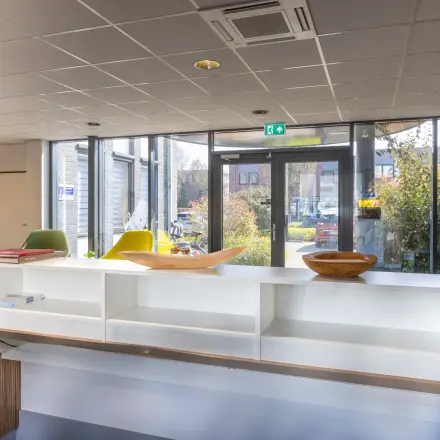 Kantoorruimte huren aan Techniekweg 15, Gorinchem met lichte inrichting en stijlvolle accenten. Ideaal kantoorpand voor diverse zakelijke behoeften.
