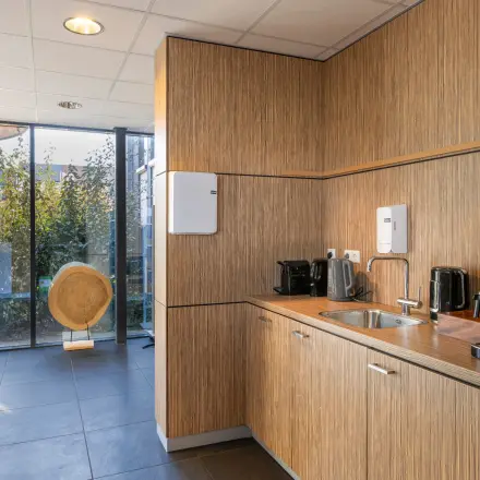 Moderne pantry in kantoorpand aan de Techniekweg 15, Gorinchem, met stijlvolle houten afwerking en moderne voorzieningen ideaal voor kantoorruimte huren.