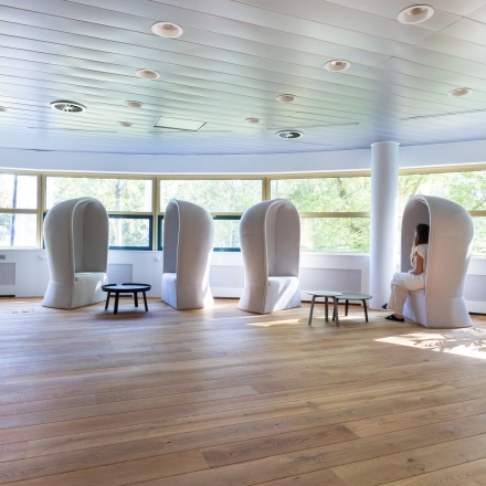 Moderne kantoorruimte huren op Groningenweg 8 8 in Gouda met unieke zitcapsules en een groene omgeving voor inspiratie.