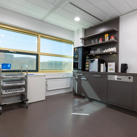 Moderne pantry in kantoorpand aan Groningenweg 8 8 in Gouda, met keukenapparatuur en veel opbergruimte. Ideaal voor wie kantoorruimte wil huren.