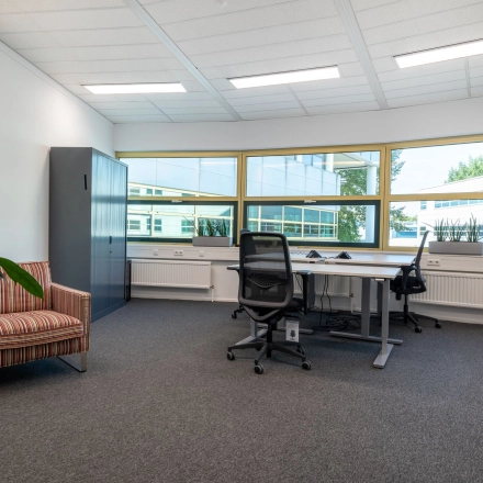 Kantoorruimte huren op Groningenweg 8 8 in Gouda met een groot raam voor natuurlijk licht, voorzien van bureau, stoelen en kast; ideaal voor kleine bedrijven.
