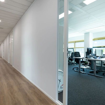 Gezellige kantoorruimte te huur op Groningenweg 8 8 in Gouda met meerdere werkplekken en bureaus in een lichte, moderne inrichting.