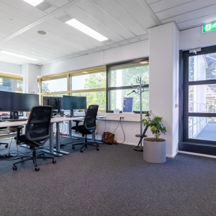 Lichte kantoorpand ruimte met bureaus en computerschermen te huur op Groningenweg 8 8 in Gouda.