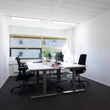 Lichte kantoorruimte op Groningenweg 8 8, Gouda met vier bureaus en ergonomische stoelen, perfect voor wie kantoorruimte wil huren.