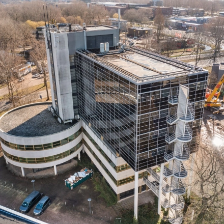 Buitenkant van kantoorpand aan de Groningenweg 8 8 in Gouda met moderne glasgevel en parkeerplaats. Geschikt voor kantoorruimte huren.