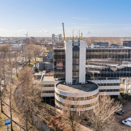 Het moderne kantoorpand op Groningenweg 8 in Gouda biedt diverse opties voor kantoorruimte huren. Het gebouw heeft een stijlvolle uitstraling met veel glas en een zakelijke uitstraling.