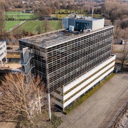 Modern kantoorpand aan Groningenweg 8 8 in Gouda, omgeven door groene gebieden met sportvelden in de buurt. Ideaal voor bedrijven die kantoorruimte willen huren in een inspirerende omgeving.