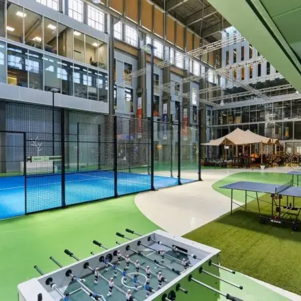 Kantoorruimte huren in een modern kantoorgebouw op Helperpark 270-298, Groningen, met een sportieve sfeer en recreatieve voorzieningen zoals tafeltennis en padel banen.