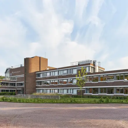 Kantoorpand aan de Schweitzerlaan 12 in Groningen, geschikt voor degenen die kantoorruimte willen huren. Het gebouw heeft een moderne uitstraling met bakstenen gevel en ruime ramen.