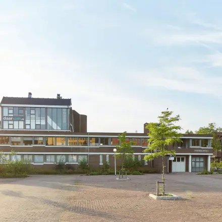 Exterieur van een kantoorpand aan de Schweitzerlaan 12 in Groningen, ideaal voor kantoorruimte huren. Het gebouw heeft een modern ontwerp en biedt diverse mogelijkheden voor zakelijke huur.