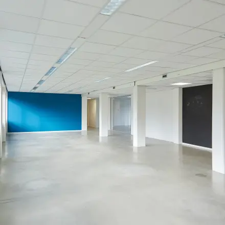 Ruime, lichte kantoorruimte aan Schweitzerlaan 12 in Groningen, met een strakke afwerking en grote ramen die veel natuurlijk licht binnenlaten. Perfect voor bedrijven die een kantoorruimte willen huren.