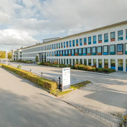 Moderne kantoorpand gelegen aan Zernikepark 12 in Groningen, te huur voor zakelijke doeleinden. Het pand heeft een strakke buitenkant met grote ramen en een verzorgde buitenruimte.