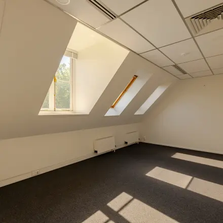 Onlangs gerenoveerde kantoorruimte te huur op Kennemerplein 20, Haarlem Centraal Station. Grote ramen zorgen voor veel natuurlijk licht in het kantoorpand. Ideaal voor bedrijven die een open en lichte werkplek zoeken.