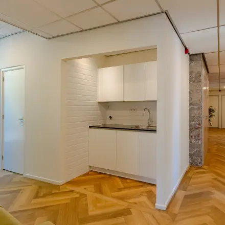 Kantoren te huur op Kennemerplein 20 in Haarlem Centraal Station met moderne gang en pantry.