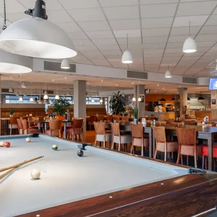 Ruime en lichte werkruimte met een biljarttafel en diverse zitplekken, ideaal voor het huren van kantoorruimte. Moderne uitstraling in het kantoorpand op A. Hofmanweg 5A, Haarlem Waarderpolder.