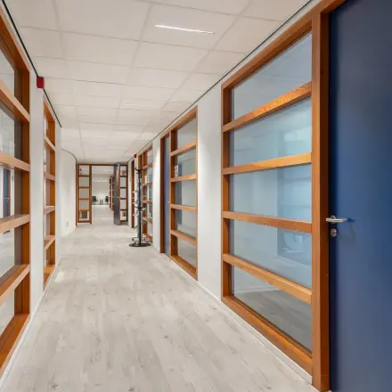Lichte kantoorruimte op A. Hofmanweg 5A in Haarlem Waarderpolder met houten deuren en glazen panelen, ideaal om te huren voor moderne werkplekken.