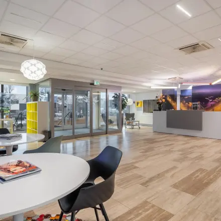 Een moderne, gemeubileerde kantoorlounge op A. Hofmanweg 5A in Haarlem Waarderpolder, perfect voor wie een stijlvolle kantoorruimte wil huren. Verschillende zitplekken en een receptiebalie zorgen voor een functionele indeling.