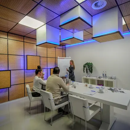 Moderne vergaderruimte in kantoorpand op A. Hofmanweg 5A, Haarlem Waarderpolder, met creatieve verlichting en stijlvolle inrichting. Personen bezig met zakelijke activiteiten. Ideale optie voor kantoorruimte huren.