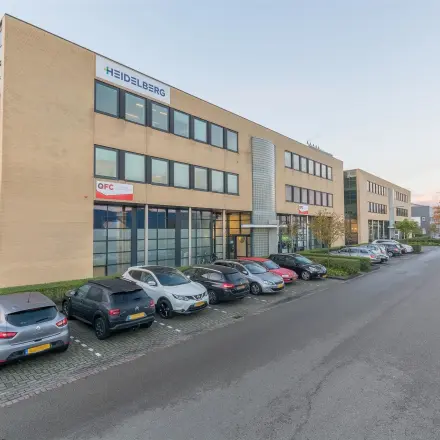 Exterieur van een zakelijk kantoorpand aan de Mollerusweg 84 in Haarlem Waarderpolder met ruime parkeergelegenheid voor het gebouw.