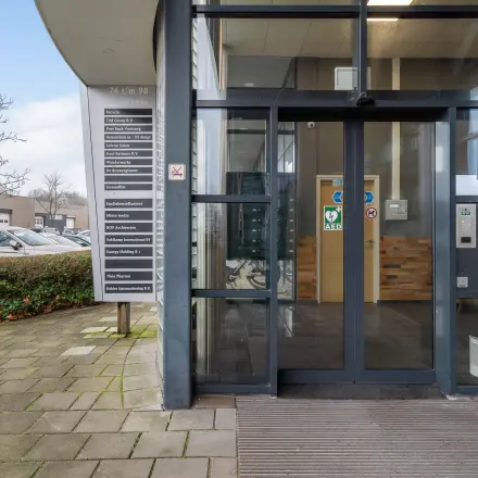 Ingang van kantoorpand op Mollerusweg 84 in Haarlem Waarderpolder, een uitnodigende entree die leidt naar zakelijke mogelijkheden. Ideale locatie voor kantoorruimte huren.