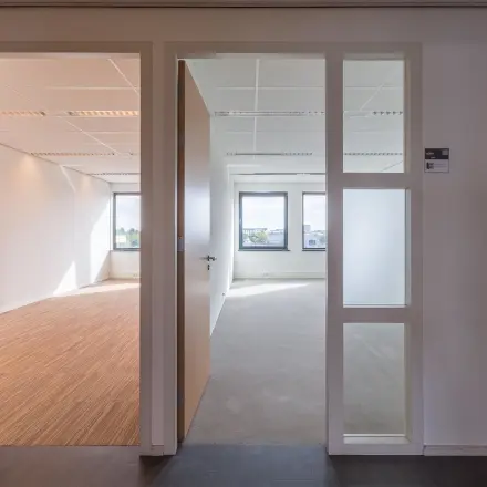Kantoorruimte huren aan de Mollerusweg 84, Haarlem Waarderpolder. Twee aparte kamers met grote ramen zorgen voor veel lichtinval. Ideaal voor creatief werken in een rustig kantoorpand. Nieuwe huurders welkom!