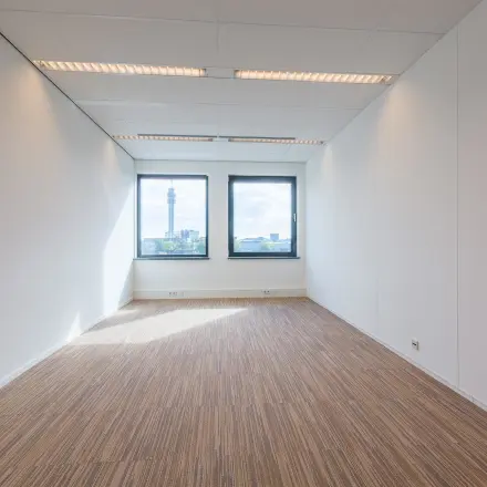 Kantoorruimte huren op Mollerusweg 84, Haarlem Waarderpolder, met grote ramen die natuurlijk licht binnenlaten in een ongefurnishede ruimte, ideaal voor personalisering.