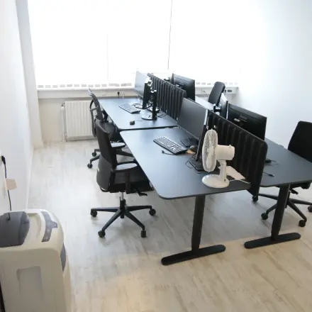 Moderne kantoorruimte huren op Waarderweg 19 in Haarlem Waarderpolder, met vier werkplekken en bureaus inclusief computers en stoelen, in een lichte en functionele setting.