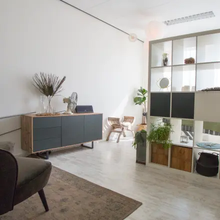 Lichte kantoorruimte te huur op Waarderweg 19, Haarlem Waarderpolder, met moderne, smaakvolle inrichting en open kast voor scheiding. Ideaal voor werkplekken of een kleine vergaderruimte.