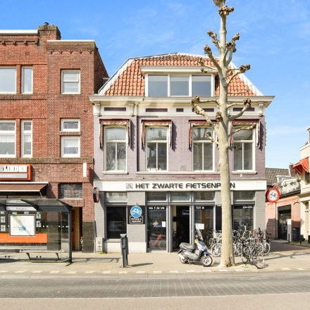 Bakstenen kantoorpand op Houtplein 22 in Haarlem Zuid met commerciële ruimtes op de begane grond, fietsrek en openbaar vervoer in de buurt. Ideaal voor kantoorruimte huren met gemakkelijke toegang en zichtbaarheid.