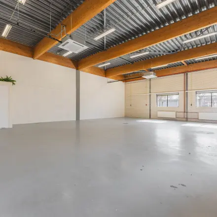 Grote open kantoorruimte op Steenovenweg 5 in Helmond, ideaal voor creatief gebruik en flexibel in te richten. Eenvoudig te bereiken en biedt mogelijkheden voor kantoorruimte huren.