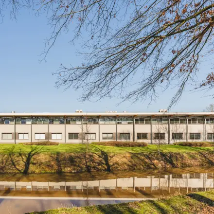 Exterieur van een modern kantoorpand langs het water aan de Steenovenweg 5 in Helmond, ideaal voor kantoorruimte huren.