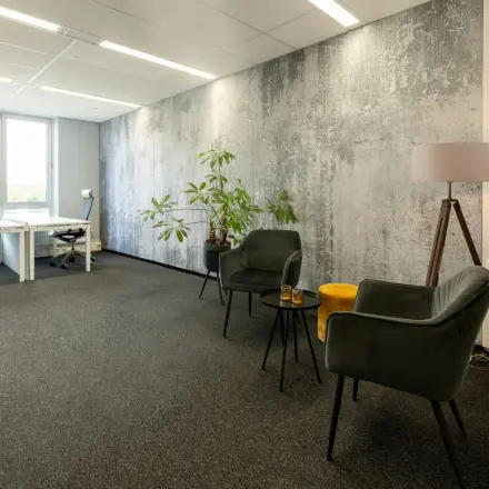 Moderne kantoorruimte te huur op Demmersweg 3, Hengelo, met comfortabele zitgelegenheid, bureaus en natuurlijke lichtinval. Ideaal voor bedrijven op zoek naar inspirerende kantoorruimte.