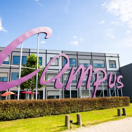 Het moderne kantoorpand aan de Jan Tinbergenstraat 202 in Hengelo, met opvallende architectuur en heldere gevels, biedt een aantrekkelijke mogelijkheid voor bedrijven die kantoorruimte willen huren.