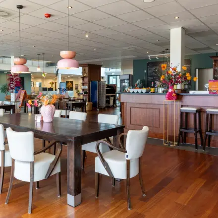 Gezellige kantoorruimte huren op Jan Tinbergenstraat 202 in Hengelo met een sfeervolle inrichting en een bar met barkrukken. Perfecte plek voor informele bijeenkomsten en dagelijks werken.