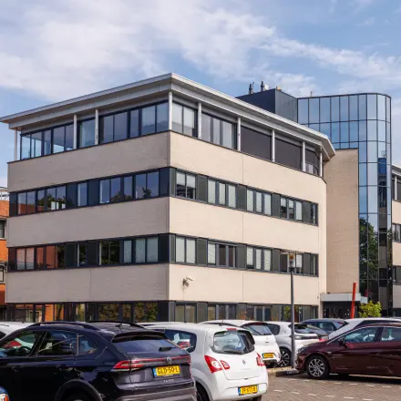 Moderne kantoorpand aan de Welbergweg 60 in Hengelo met voldoende parkeergelegenheid. Ideale locatie voor kantoorruimte huren.