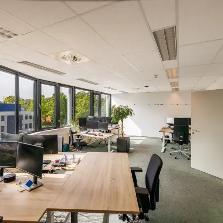 Ruime kantoorpand aan de Welbergweg 60 in Hengelo, voorzien van meerdere bureaus en moderne apparatuur. Grote ramen zorgen voor veel natuurlijk licht, ideaal voor wie een kantoorruimte wil huren.