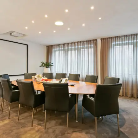 Vergaderruimte in kantoorpand Welbergweg 60, Hengelo, met grote ovale tafel en comfortabele stoelen geschikt voor zakelijke meetings.